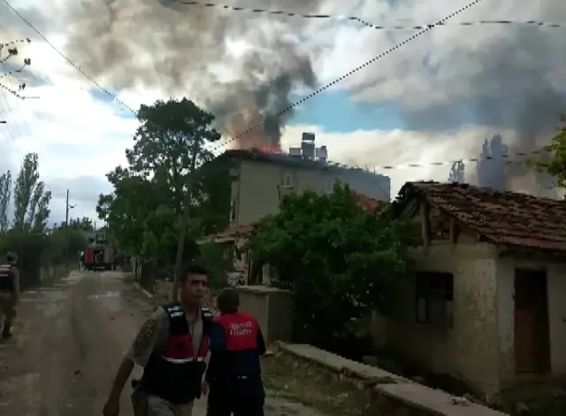 Amasya'da 3 katlı evde korkutan yangın Amasya'da 3 katlı evde korkutan yangın