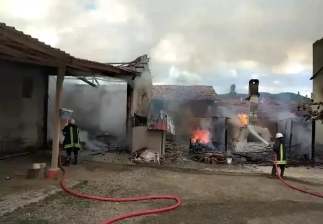 Amasya'da 3 katlı evde korkutan yangın Amasya'da 3 katlı evde korkutan yangın