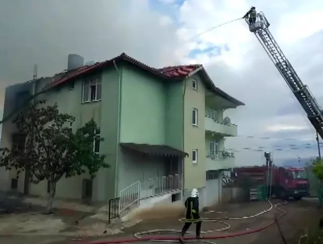 Amasya'da 3 katlı evde korkutan yangın Amasya'da 3 katlı evde korkutan yangın