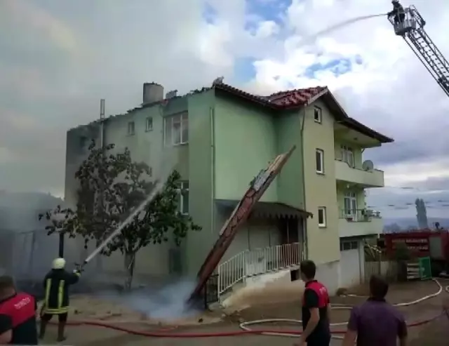 Amasya'da 3 katlı evde korkutan yangın Amasya'da 3 katlı evde korkutan yangın