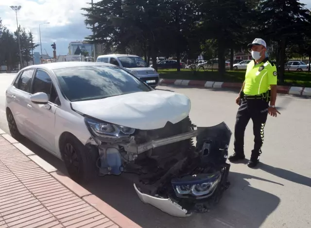 İki otomobil çarpıştı: 4 yaralı İki otomobil çarpıştı: 4 yaralı