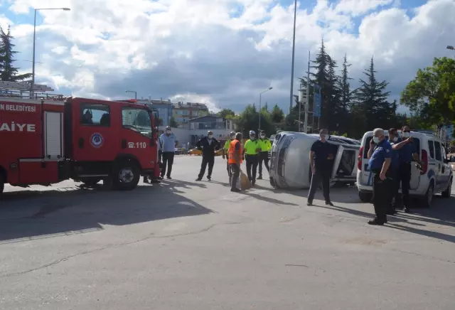 İki otomobil çarpıştı: 4 yaralı İki otomobil çarpıştı: 4 yaralı