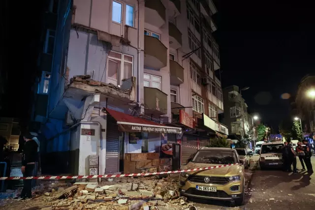 Avcılar'da bir apartmanın balkonu çöktü Avcılar'da bir apartmanın balkonu çöktü