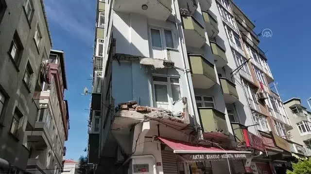 Avcılar'da bir apartmanın balkonu çöktü