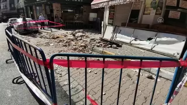 Avcılar'da bir apartmanın balkonu çöktü