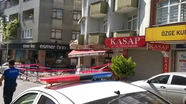 Avcılar'da bir apartmanın balkonu çöktü