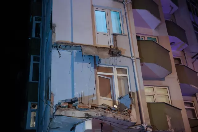 Avcılar'da bir apartmanın balkonu çöktü