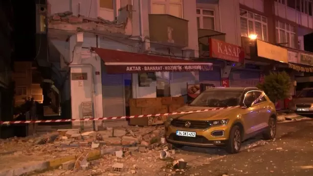Avcılar'da gece yarısı 7 katlı bir binanın iki balkonu çöktü