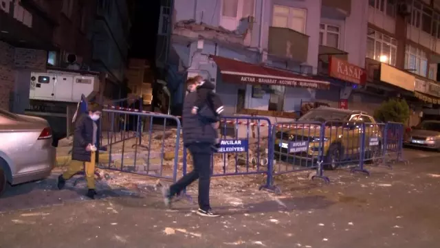 Avcılar'da gece yarısı 7 katlı bir binanın iki balkonu çöktü