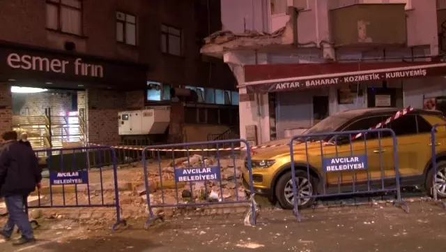 Avcılar'da gece yarısı 7 katlı bir binanın iki balkonu çöktü