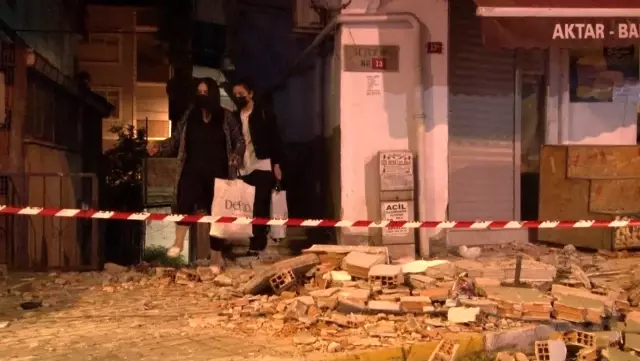 Avcılar'da gece yarısı 7 katlı bir binanın iki balkonu çöktü