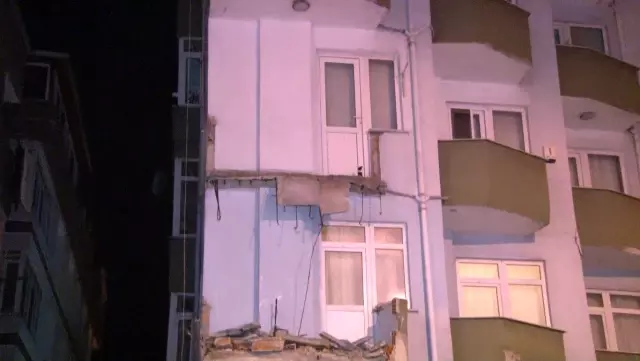 Avcılar'da gece yarısı 7 katlı bir binanın iki balkonu çöktü