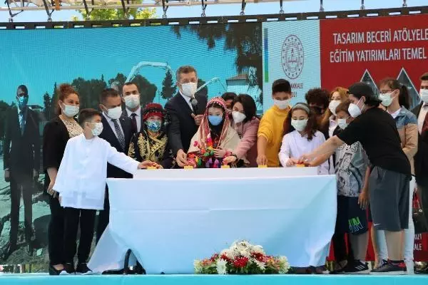 Son Dakika | Bakan Selçuk: Salgında öğretmenlerimizin başarısı tarihe mal olacak şekilde karşımızda duruyor
