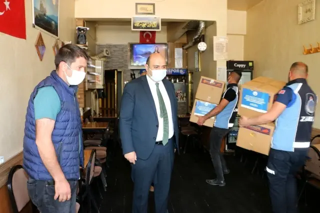 Başkan Orhan'dan kahvehanecilere çay ve şeker desteği Başkan Orhan'dan kahvehanecilere çay ve şeker desteği
