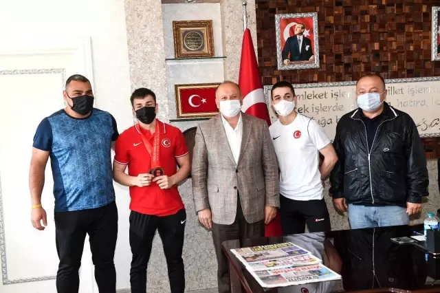 Başkan Tavlı, Başarılı Haltercileri Altınla Ödüllendirdi