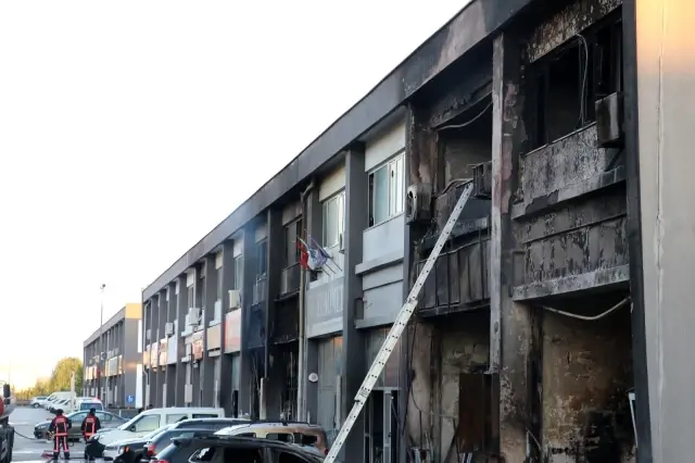 Başkent'te iş merkezinde çıkan yangının ardından küle dönmüş dükkanlar kaldı Başkent'te iş merkezinde çıkan yangının ardından küle dönmüş dükkanlar kaldı