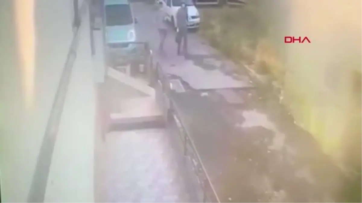Son dakika haberi: BEYLİKDÜZÜ'NDE 4 AYRI EVDEN HIRSIZLIK YAPAN ŞÜPHELİLER KAMERADA