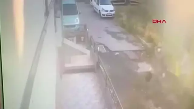 Son dakika haberi: BEYLİKDÜZÜ'NDE 4 AYRI EVDEN HIRSIZLIK YAPAN ŞÜPHELİLER KAMERADA