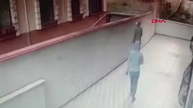 Son dakika haberi: BEYLİKDÜZÜ'NDE 4 AYRI EVDEN HIRSIZLIK YAPAN ŞÜPHELİLER KAMERADA