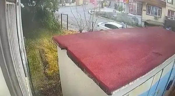 Son dakika haberi: BEYLİKDÜZÜ'NDE 4 AYRI EVDEN HIRSIZLIK YAPAN ŞÜPHELİLER KAMERADA