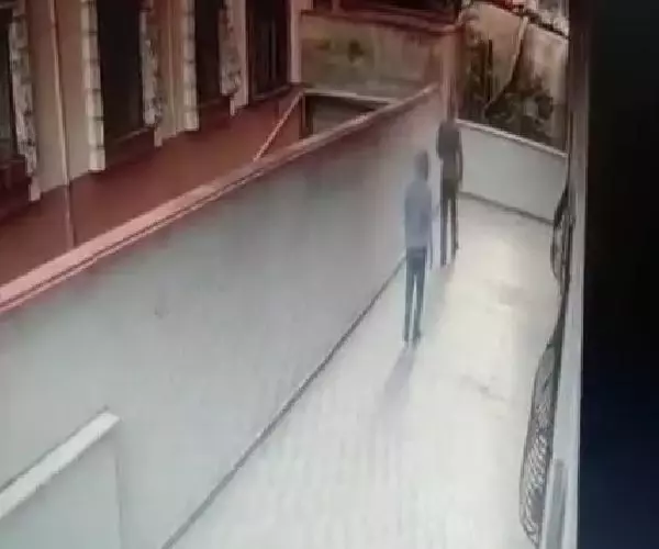 Son dakika haberi: BEYLİKDÜZÜ'NDE 4 AYRI EVDEN HIRSIZLIK YAPAN ŞÜPHELİLER KAMERADA
