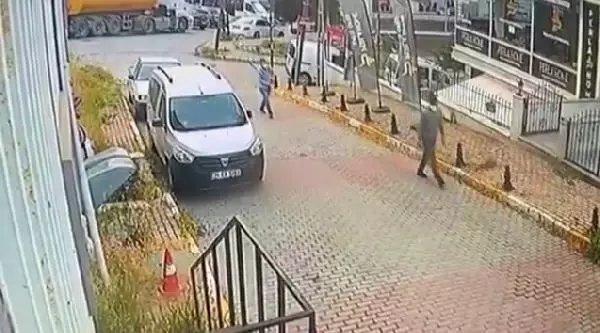 Son dakika haberi: BEYLİKDÜZÜ'NDE 4 AYRI EVDEN HIRSIZLIK YAPAN ŞÜPHELİLER KAMERADA