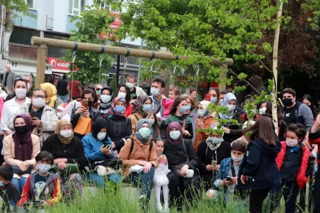 Bilecik'te koronavirüsle omuz omuza dans edildi