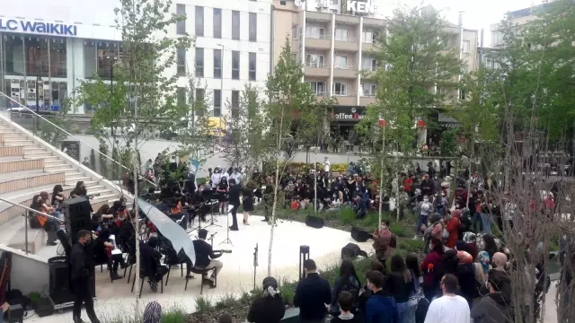 Bilecik'te koronavirüsle omuz omuza dans edildi