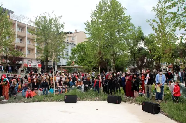 Bilecik'te koronavirüsle omuz omuza dans edildi