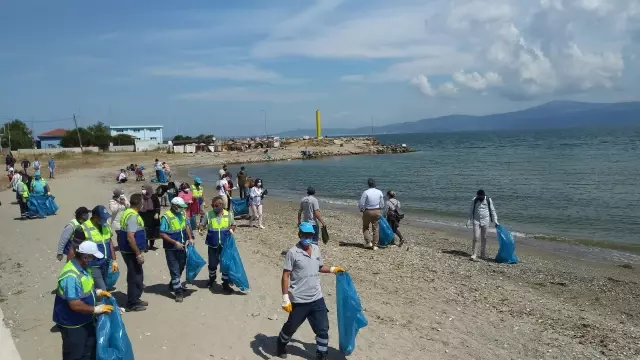 Bursa'da çevre mühendisliğii öğrencileri Mudanya sahilinde kıyı temizliği yaptı