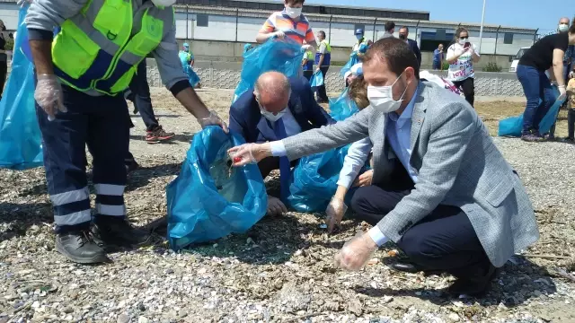 Bursa'da çevre mühendisliğii öğrencileri Mudanya sahilinde kıyı temizliği yaptı