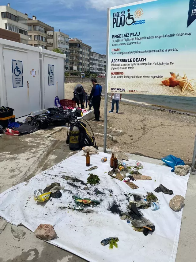 Bursa'da ilginç çevre eylemi...Denizden çıkardıklarıyla ahtapot yaptılar