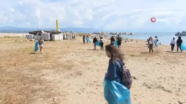 Bursa'da ilginç çevre eylemi...Denizden çıkardıklarıyla ahtapot yaptılar
