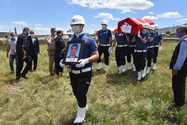 Bursa'da silahının kazara ateş alması sonucu vefat eden polis memuru Kars'ta toprağa verildi Bursa'da silahının kazara ateş alması sonucu vefat eden polis memuru Kars'ta toprağa verildi