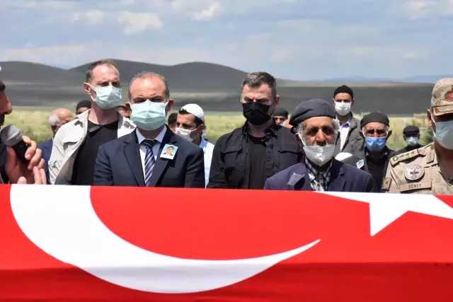 Bursa'da silahının kazara ateş alması sonucu vefat eden polis memuru Kars'ta toprağa verildi