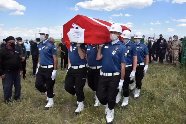 Bursa'da silahının kazara ateş alması sonucu vefat eden polis memuru Kars'ta toprağa verildi