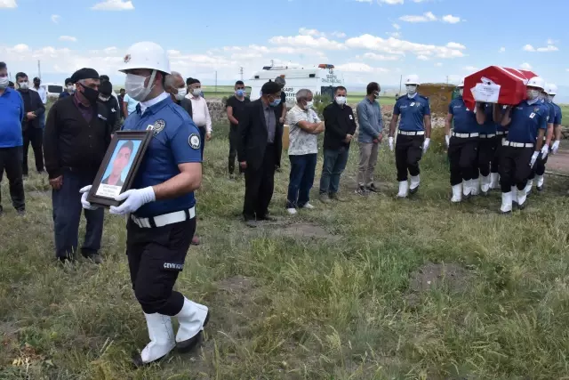 Bursa'da silahının kazara ateş alması sonucu vefat eden polis memuru Kars'ta toprağa verildi