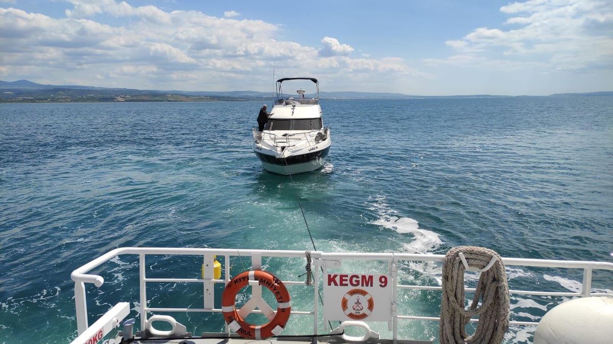 Çanakkale Boğazı'nda arızalanan tekne rıhtıma yanaştırıldı