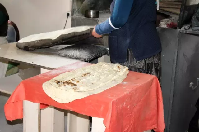 Son dakika haber! Çocuk yaşlarda pişirmeyi öğrendiği tandır ekmeği gelir kapısı oldu Son dakika haber! Çocuk yaşlarda pişirmeyi öğrendiği tandır ekmeği gelir kapısı oldu