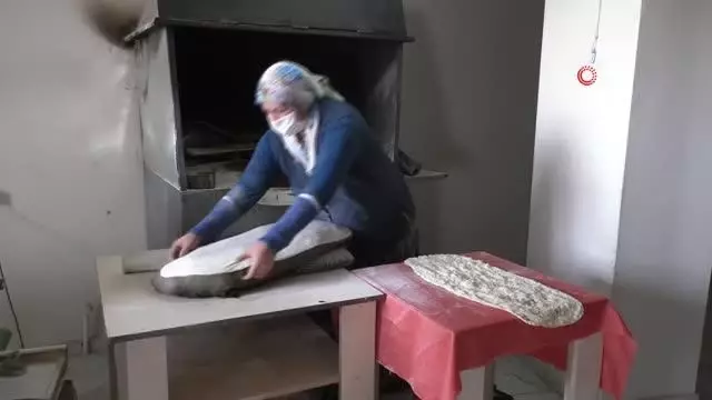 Son dakika haber! Çocuk yaşlarda pişirmeyi öğrendiği tandır ekmeği gelir kapısı oldu Son dakika haber! Çocuk yaşlarda pişirmeyi öğrendiği tandır ekmeği gelir kapısı oldu