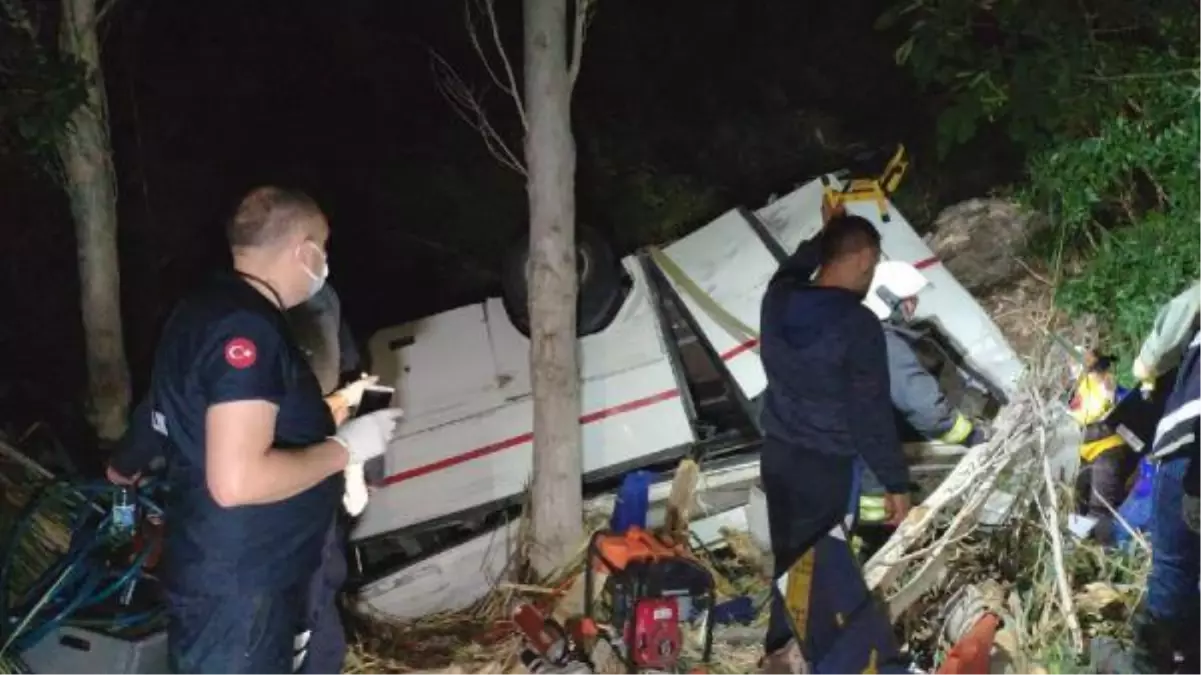 Denizli'de midibüs ve otomobil kazadan sonra şarampole yuvarlandı: 3 ölü, 5 yaralı
