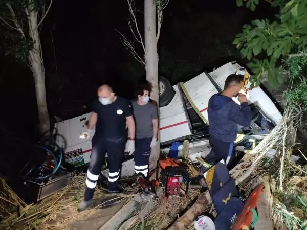 Denizli'de midibüs ve otomobil kazadan sonra şarampole yuvarlandı: 3 ölü, 5 yaralı Denizli'de midibüs ve otomobil kazadan sonra şarampole yuvarlandı: 3 ölü, 5 yaralı