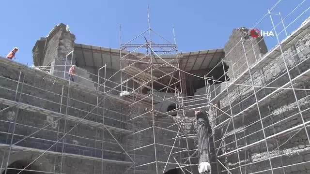 Diyarbakır'da mimarlık bölümü öğrencilerine surlarda uygulamalı ders