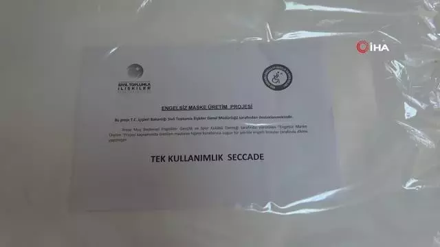 Camiye gelen vatandaşlara maske ve seccade dağıtıldı Camiye gelen vatandaşlara maske ve seccade dağıtıldı