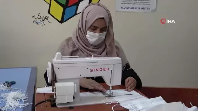 Camiye gelen vatandaşlara maske ve seccade dağıtıldı