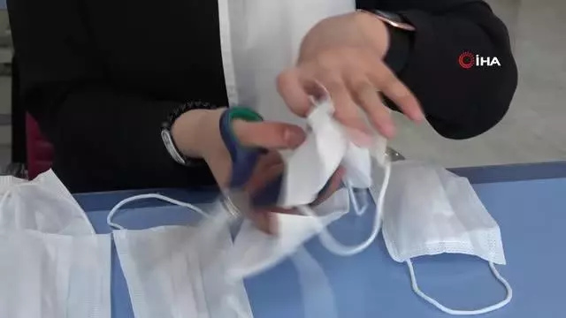 Camiye gelen vatandaşlara maske ve seccade dağıtıldı