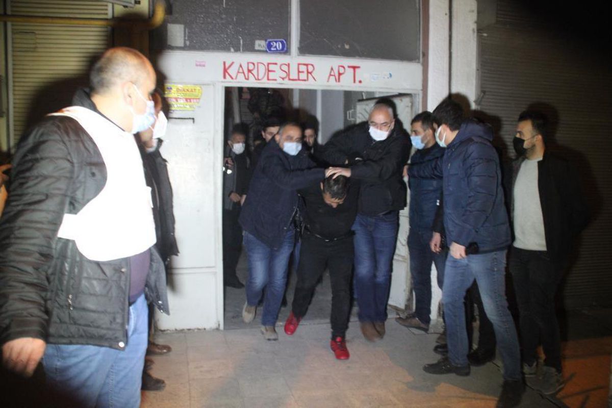 Acılı evlat, mahkemede her şeyi bir bir anlattı! Eşini öldüren koca, kılık değiştirip yangın merdiveninden kaçmış