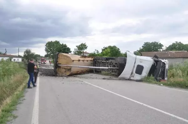 Evin depo duvarına çarpan TIR'ın sürücüsü öldü Evin depo duvarına çarpan TIR'ın sürücüsü öldü