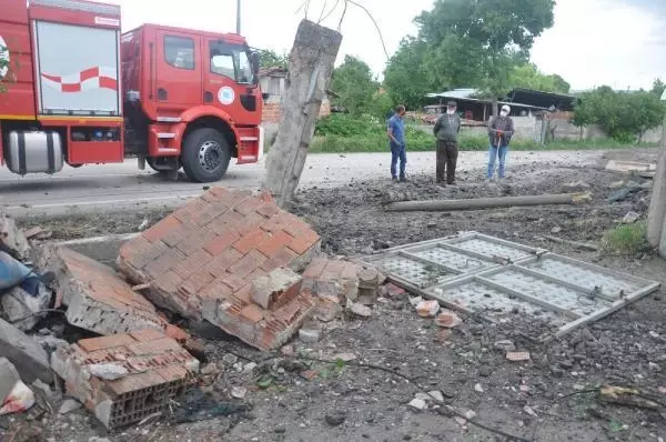 Evin depo duvarına çarpan TIR'ın sürücüsü öldü Evin depo duvarına çarpan TIR'ın sürücüsü öldü