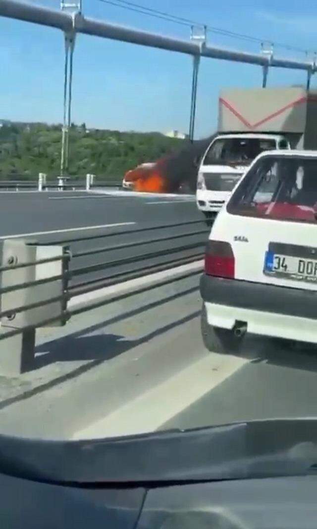 Fatih Sultan Mehmet Köprüsü'nde otomobil yangını! Trafik durdu